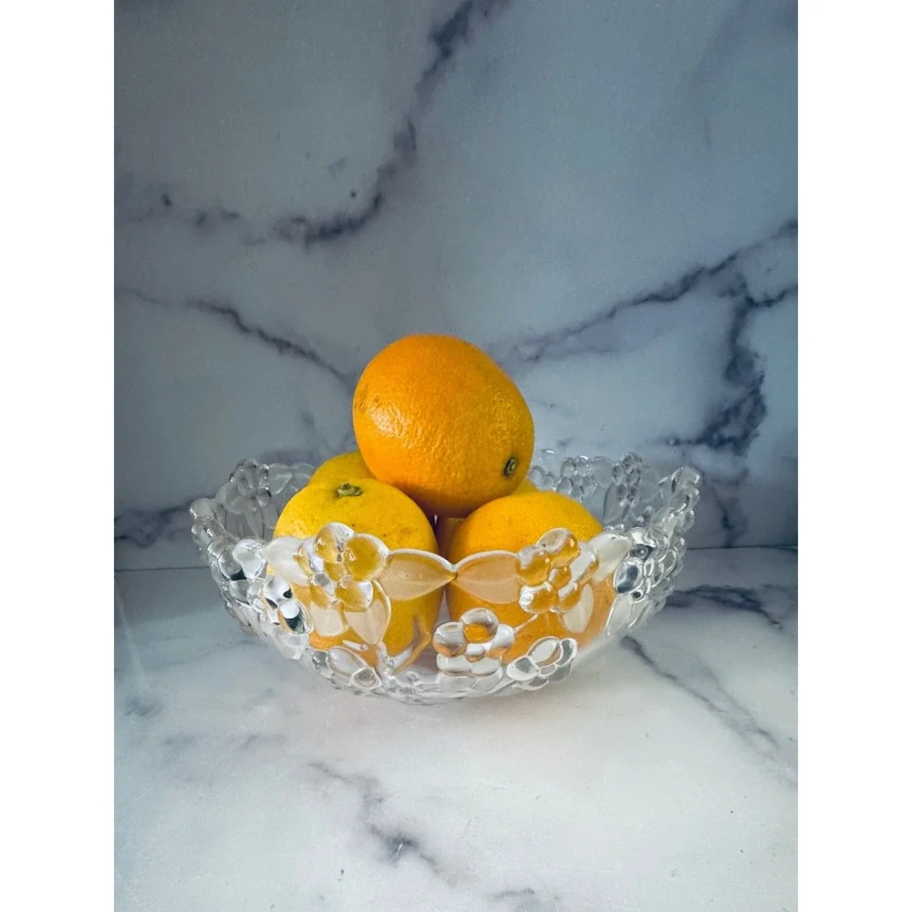 Gorgeous Vintage Clear Glass Floral Fruit Bowl Leaf Scalloped‎ Rim Centerpiece